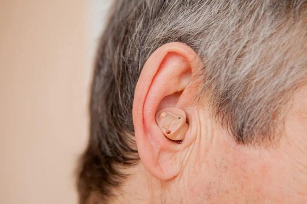 重视老年听力损失，提高老年生活质量